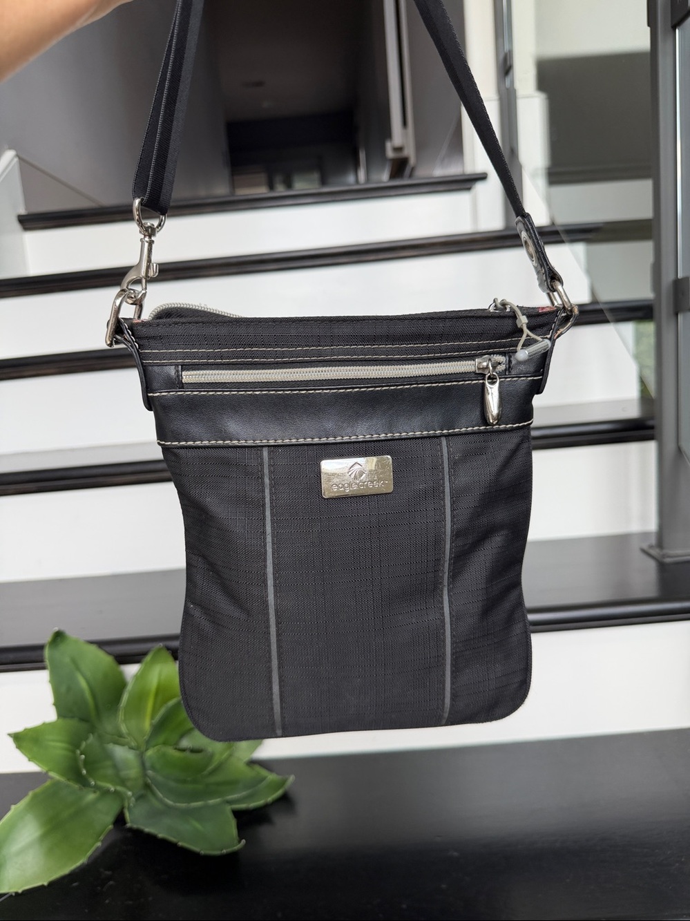 Eagle Creek black crossbody travel purse organizer RFID lightweight bag